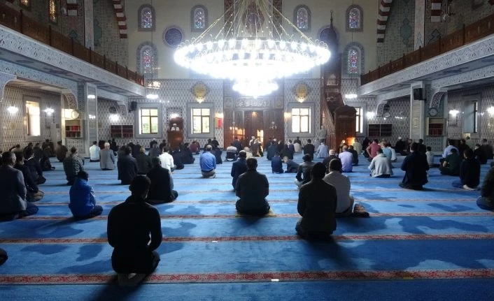 Bingöl’de bayram namazı, Covid-19 tedbirleri alınarak kılındı