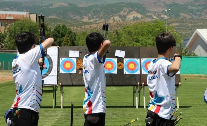 Bingöl’de okçular 19 Mayıs etkinliklerinde yarıştı