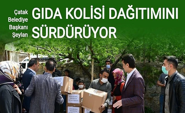 Çatak Belediye Başkanı Şeylan gıda kolisi dağıtımını sürdürüyor
