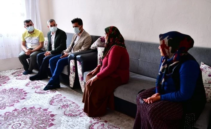Çınar, vatandaşların evlerinde taleplerini dinliyor