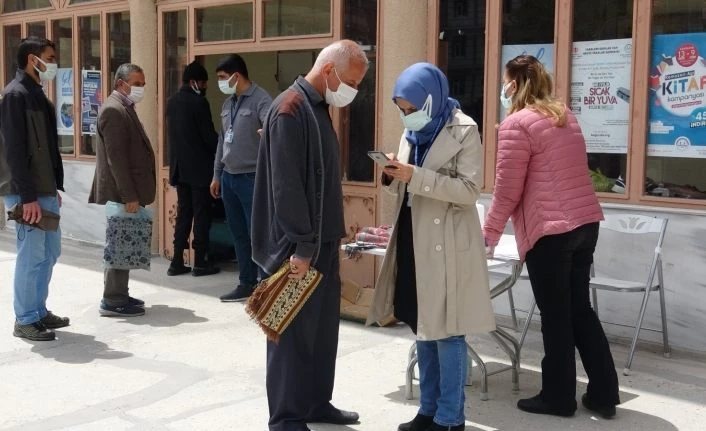 Van'da Cuma namazında aşıya davet