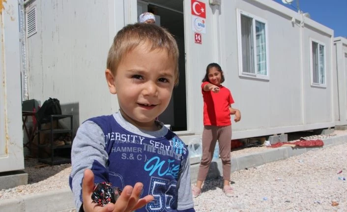 Depremzede çocukların bayram sevinci