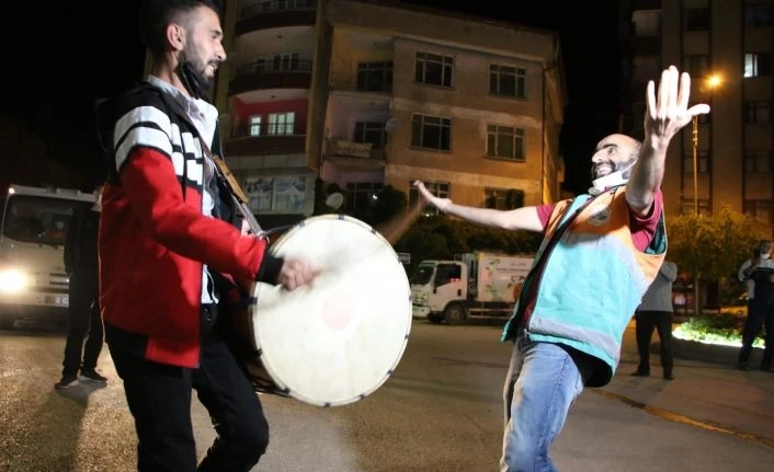 Elazığ’da geleneksel ’23. sahur halayı’nın tadını temizlik görevlileri çıkardı