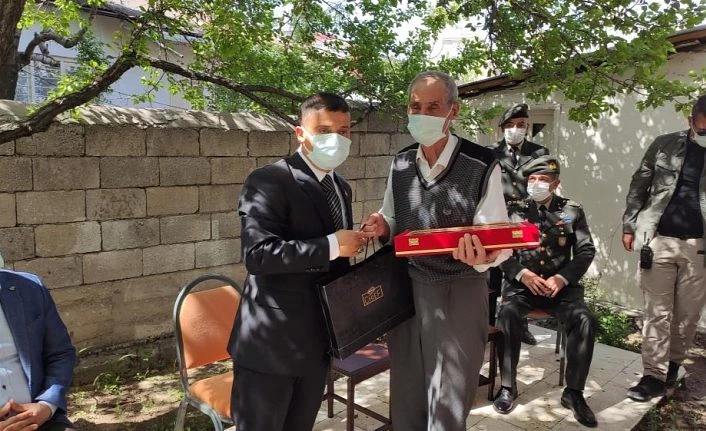Erciş Kaymakamı şehit ailelerinin bayramını kutladı