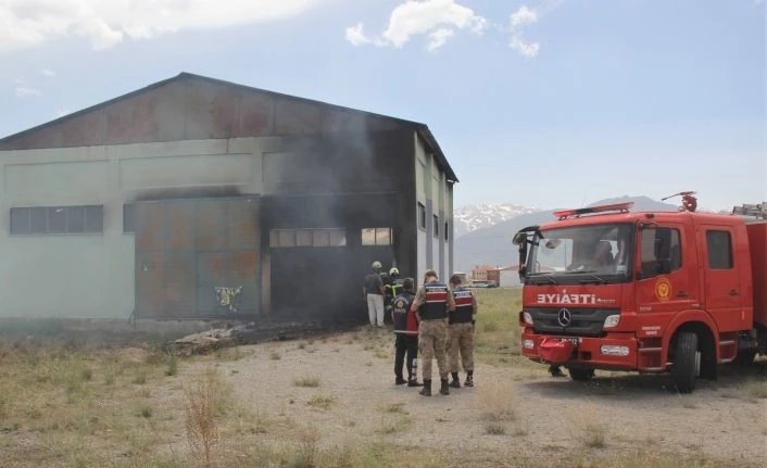 Erzincan’da boş depoda çıkan yangın paniğe sebep oldu
