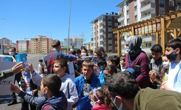 Erzurum’da faytonla ‘Arafalık’ hediyeler dağıtıldı