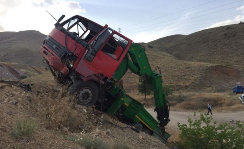 Freni boşalan vinç yoldan çıktı: 2 yaralı