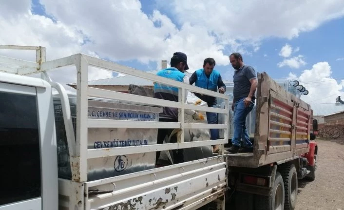 Gürpınar Belediyesinden mahallelere çöp konteyneri