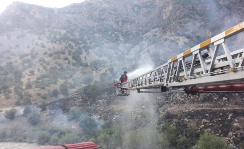 Hakkari’de ağaçlık alanda yangın