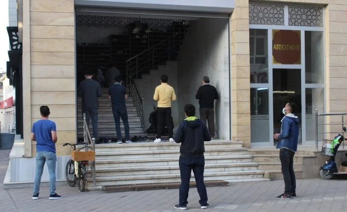Iğdır’da bayram namazı koronavirüs gölgesinde kılındı