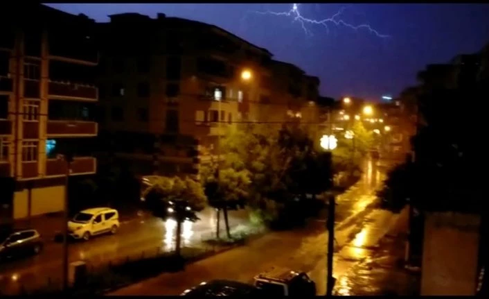 Iğdır’da şimşekler geceyi aydınlattı