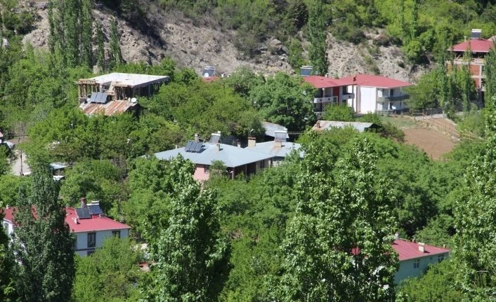 İki dağın arasında kalan köyü emekleriyle cennete çevirdiler