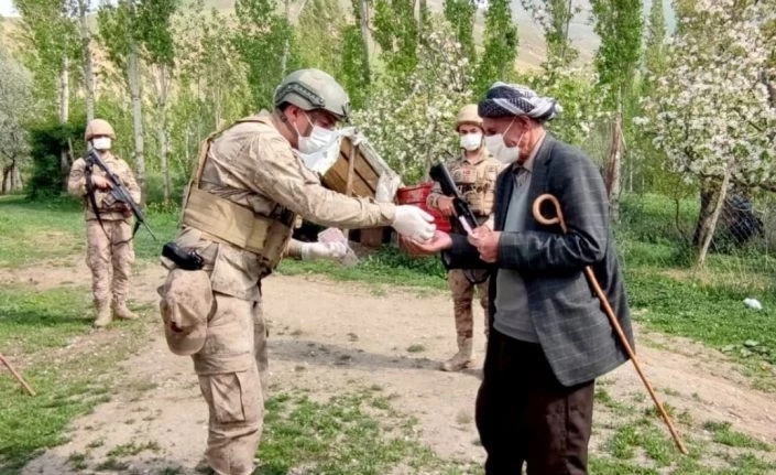 Jandarma ekiplerinden maaş ve sosyal destek teslimatı