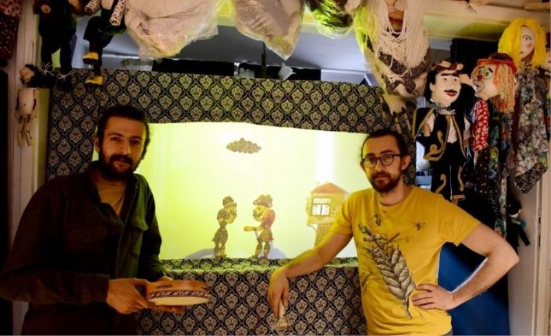 Karagöz ve kukla onlardan sorulur