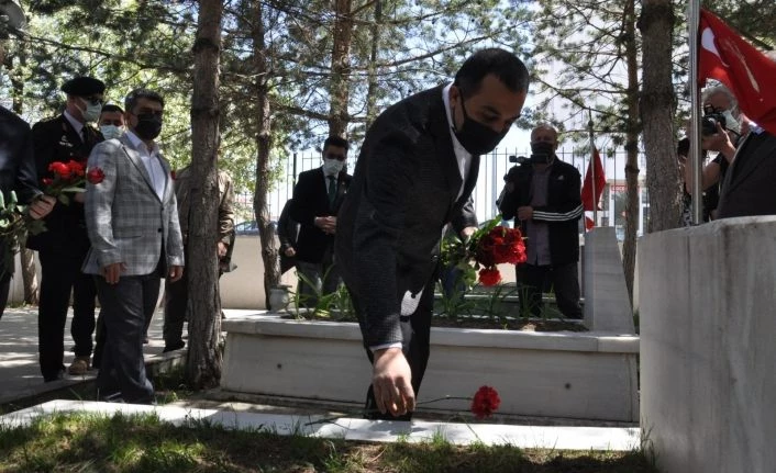 Kars Valisi Öksüz, Şehitliği ziyaret etti