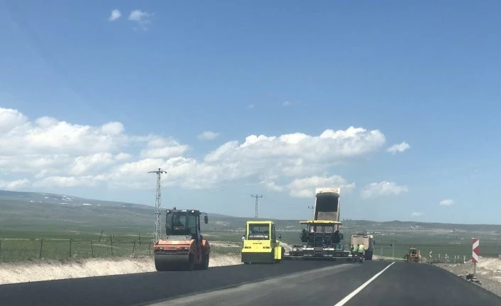 Kars ve Çıldır Gürcistan’a sıcak asfalt yollarla bağlanıyor