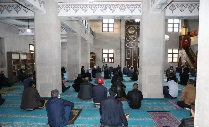 Kars’ta Bayram Namazı sosyal mesafe kurallarıyla kılındı