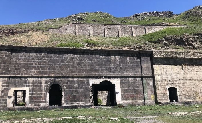 Kars’ta tarihi yapılar tek tek yok oluyor