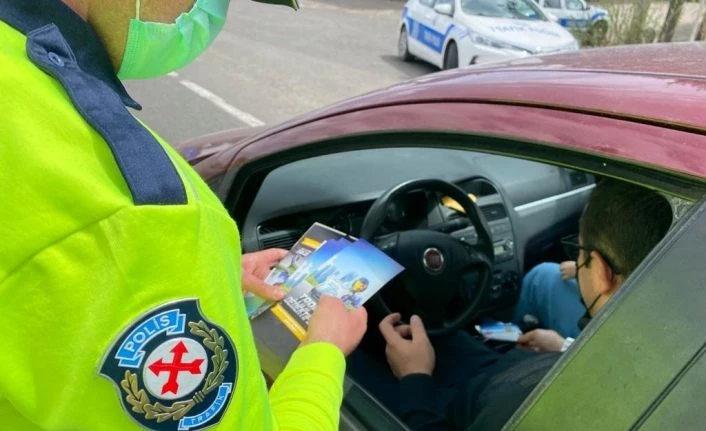 Kars’ta trafik ekipleri broşür dağıttı