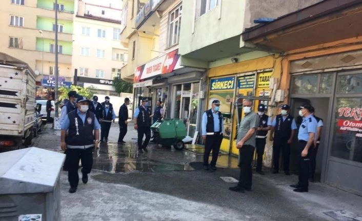 Kars’ta zabıta kaldırım işgallerine izin vermiyor
