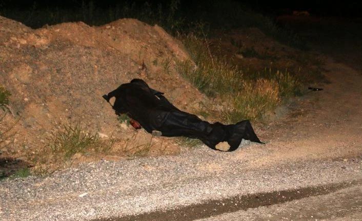 Kavga ihbarına giden ekipler, silahla vurulmuş ceset buldu