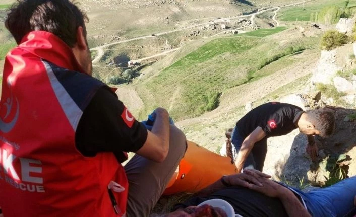 Van'da kayalıklardan düşen vatandaşın imdadına AFAD ve UMKE yetişti