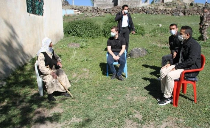 Kaymakam Demirer’den tek başına yaşayan Nigar teyzeye ziyaret