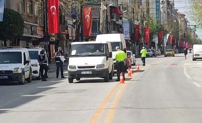 Kısıtlamada dışarı çıkanlar polise yakalandı