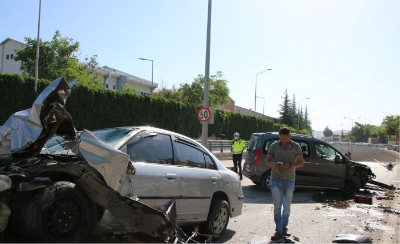 Kontrolden çıkan otomobil, direği söküp karşı şeritte araca çarptı: 1’i ağır 2 yaralı