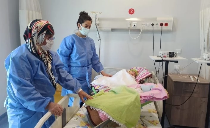 Koronaya yakalanan ikizler annesine kavuştu
