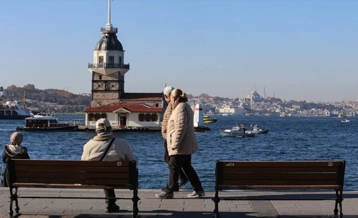 Kovid-19 aşısı olan 65 yaş ve üzerindekilerde vaka oranı yarı yarıya azaldı