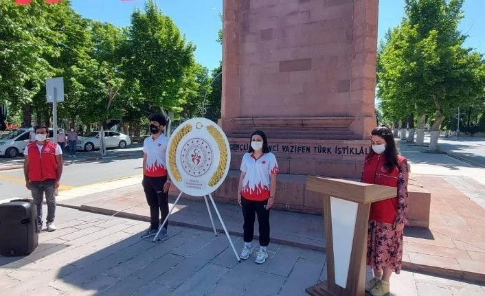Malatya’da Atatürk anıtına çelen sunuldu