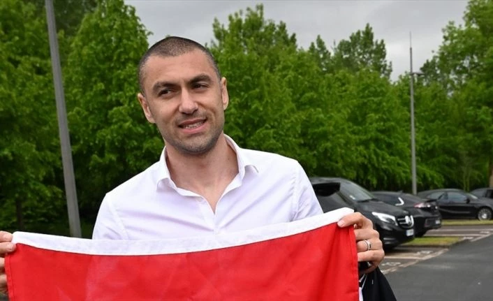 Milli futbolcu Burak Yılmaz: Çok gururluyuz ülkemize çok selamlar yolluyoruz