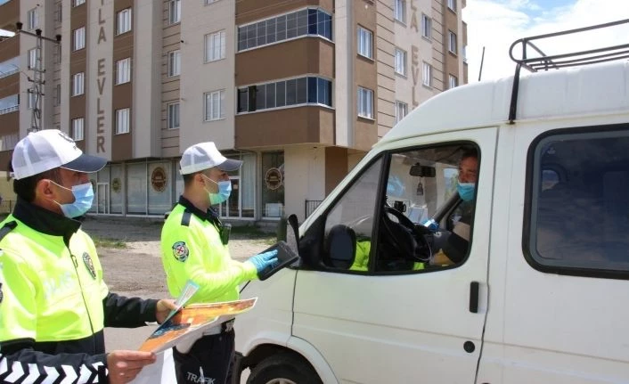 Oltu Bölge Trafik ekipleri sürücülere broşür dağıttı