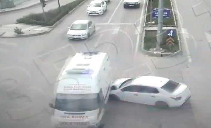 Otomobil, Covid temaslısı taşıyan ambulansa çarptı