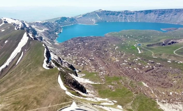 Nemrut Krater Gölü’nde iki mevsim güzelliği