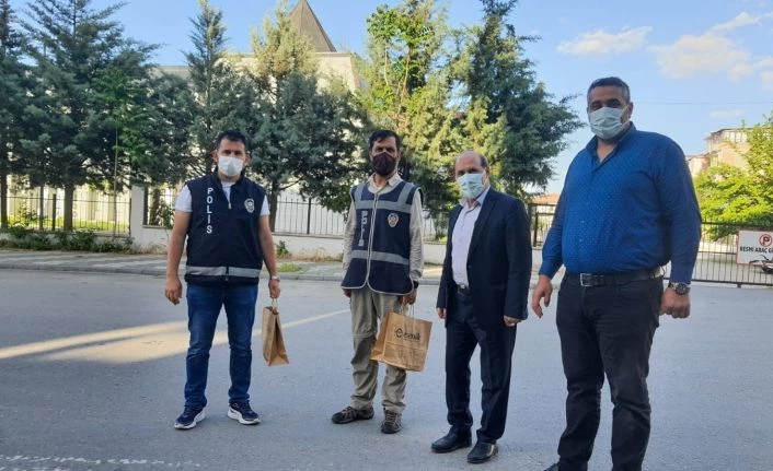 Polis memurlarına hediye
