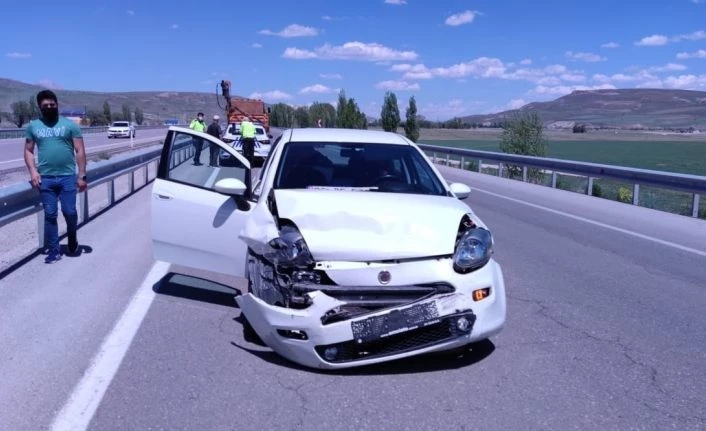 Refüje çarpan otomobil ters şeritte 50 metre sürüklendi