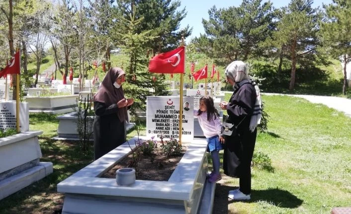 Şehitlikte bayram ziyareti