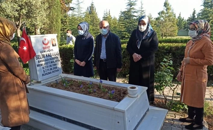 Şehitlikte hüzünlü bayram