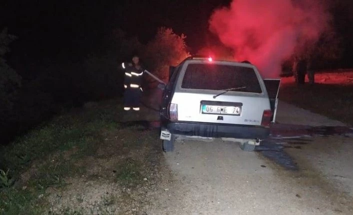 Seyir halindeki otomobil yandı