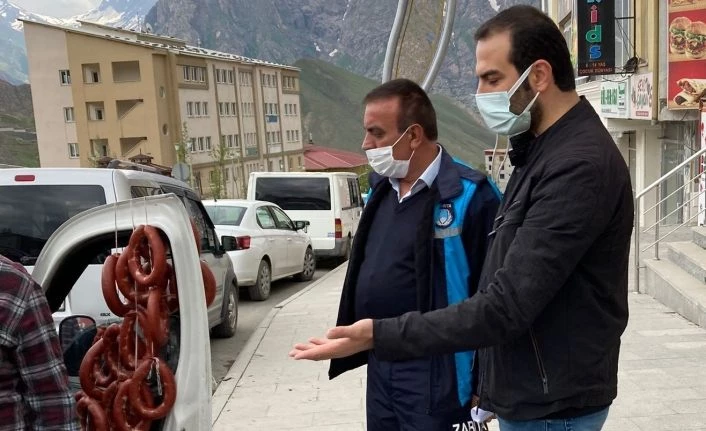 Sucuk satan işportacı il dışına çıkartıldı
