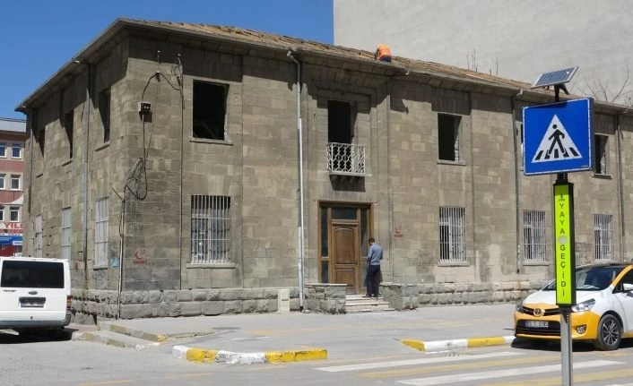 Tarihi Tekel binasının restorasyon çalışması başladı