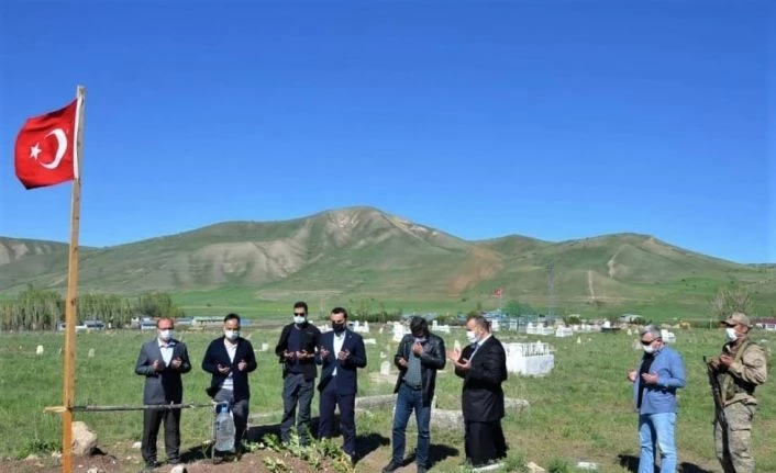Tercan’da protokolden şehit mezarlarına ziyaret