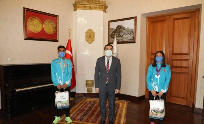 Vali Öksüz, Milli atletleri makamında kabul etti