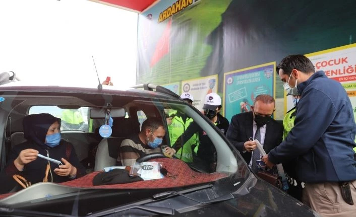 Vali Öner, trafik haftasında sürücülere maske dağıttı