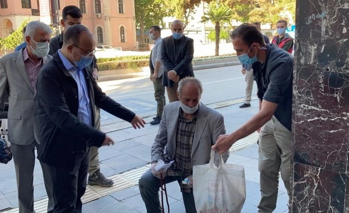 Validen gönüllere dokunan hareket, hepsini satın aldı evine gönderdi