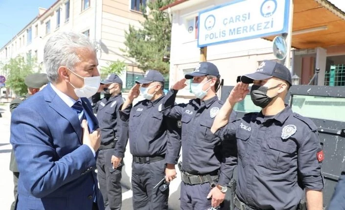Validen görev başındaki personele bayram ziyareti
