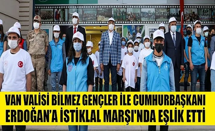 Van Valisi Bilmez gençler ile Cumhurbaşkanı Erdogan'a İstiklal Marşı'nda eşlik etti