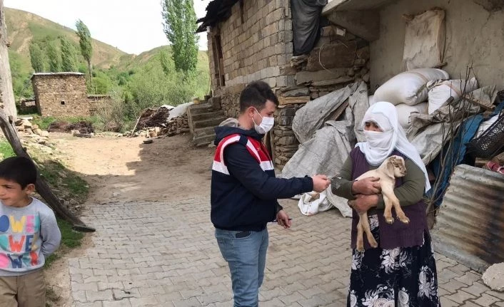 Vefa Sosyal Destek Grupları vatandaşların maaşlarını dağıtıyor
